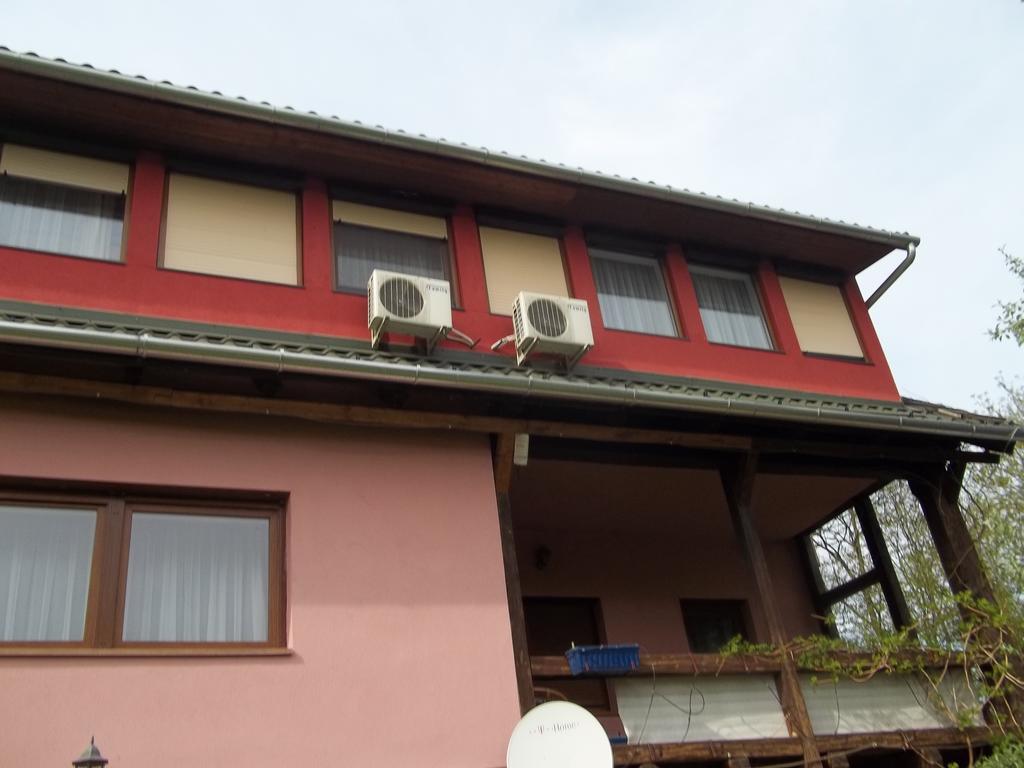 Gadanyi Vendeghaz Es Lovarda Komlo Exterior photo