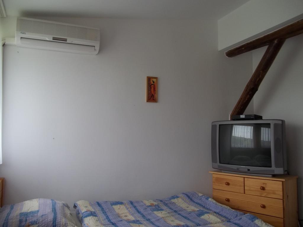 Gadanyi Vendeghaz Es Lovarda Komlo Exterior photo